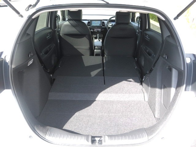 リア席を倒せば、大きな荷物も簡単に積み込めます。
