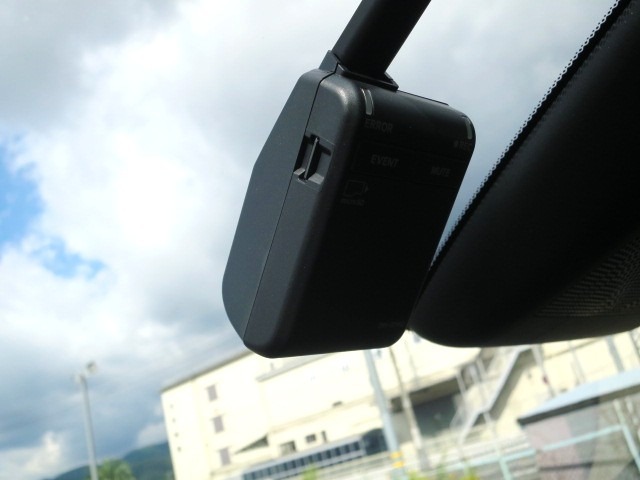 純正ドライブレコーダー装備です！もしもの事故の際の記録はもちろん、旅行の際の思い出としてドライブの映像を楽しむことが出来ます。