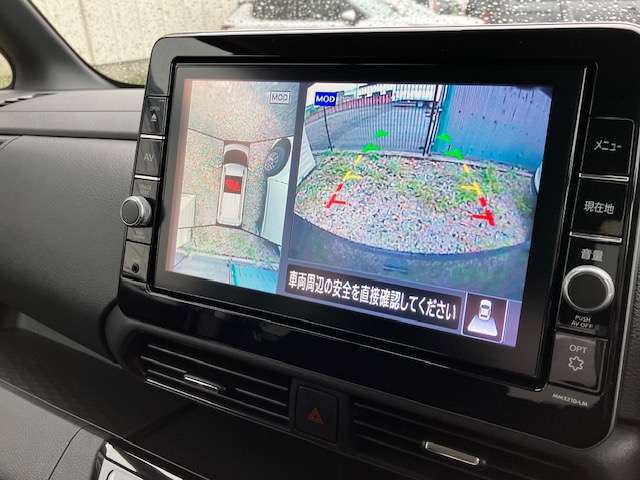 ナビのモニターにはバックカメラの映像が映し出されます