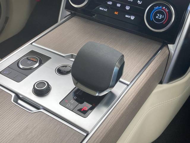 気になる箇所や、画像のリクエストなどお気軽にオートステージ堺のプレミアムカー専門スタッフにお問い合わせください。TEL：072-224-4908