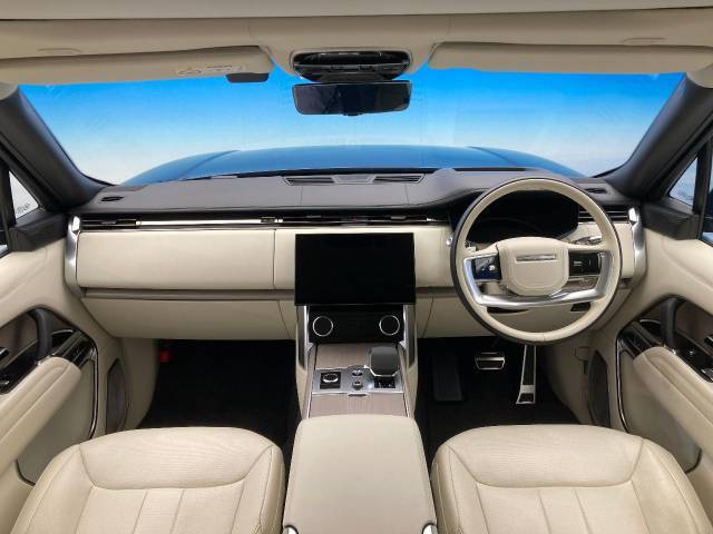 人気のオプションなどが多く装備されている車内です。気になるポイントなどもお気軽にお問い合わせください。お問い合わせはTEL072-224-4908