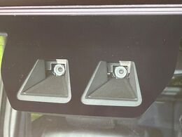 【スマートアシスト】走行中に前方の車両等を認識し、衝突しそうな時は警報とブレーキで衝突回避と被害軽減をアシスト。より安全にドライブをお楽しみいただけます。