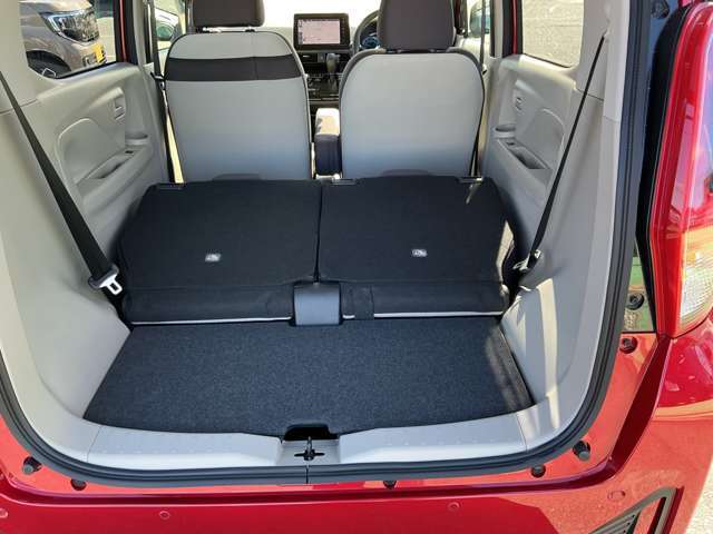 後席を片方倒した状態です