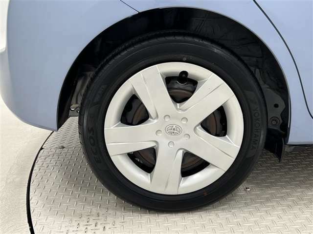 タイヤサイズは175/60R16！納車前の点検時にタイヤ交換させていただきます！スチールホイールに錆があります。