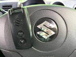 【キーレススタートシステム】カバンやポケットに入れたままでもドアの施錠・解錠が可能なスマートキーを装備。エンジンのオン・オフ時もカギを取り出す必要が無いからとっても便利です♪
