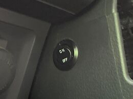 【オートライト】周りの明るさに応じて自動でヘッドライトの点灯・消灯ができる機能です！ライトの付け忘れ・消し忘れなどが無くなり、雨の日や夕方の走行も安心！トンネル通過時も便利ですね♪