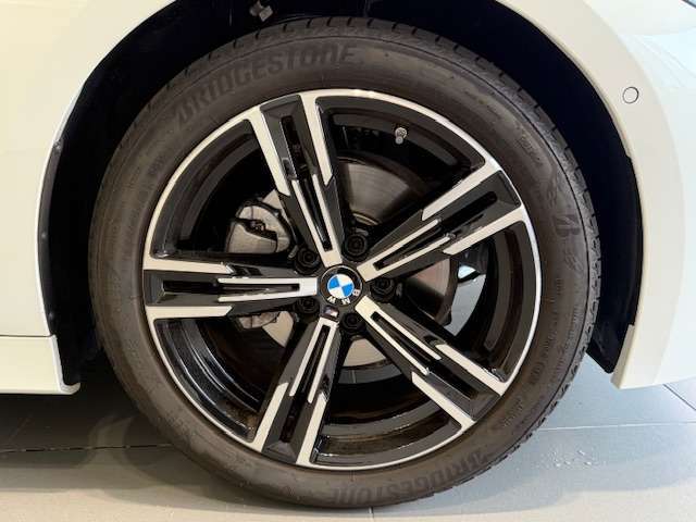 BMWの純正アロイホイールは軽量かつ強度にも優れているホイールで走行性能を引き上げる設計になっております。足元にもBMWは妥協がなくこだわっている個所になります。