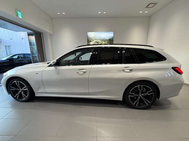 BMWではロングホイールベースの採用をしており、すべての車種に適用され、走行中の安定感の向上されております。また室内空間の広さにも貢献しております。