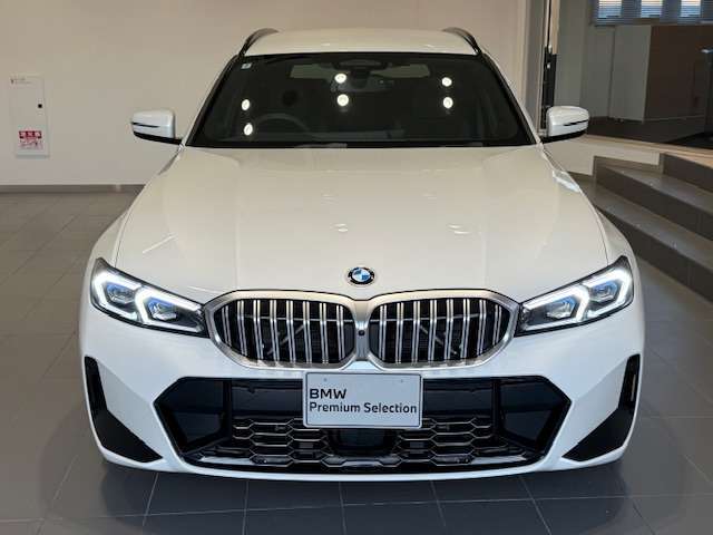 BMW代表的な特徴のキドニーグリル。BMWのすべてのモデルに採用され、BMWらしさを強調しております。