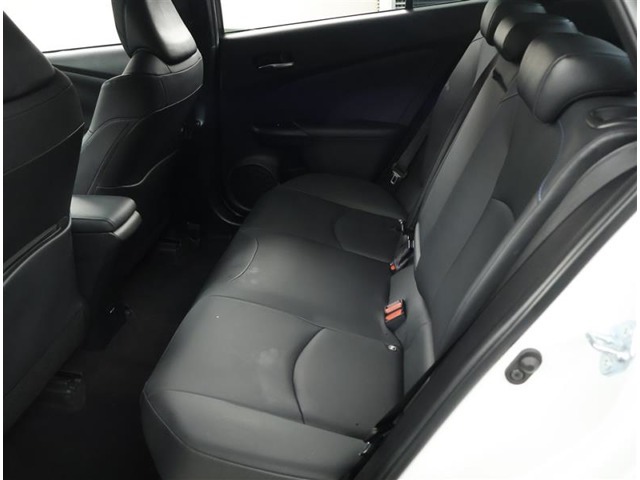 リアシートは可倒式になっていますので、長いお荷物も収納できます！！