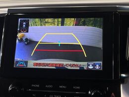 【バックカメラ】駐車時に後方がリアルタイム映像で確認できます。大型商業施設や立体駐車場での駐車時や、夜間のバック時に大活躍！運転スキルに関わらず、今や必須となった装備のひとつです！
