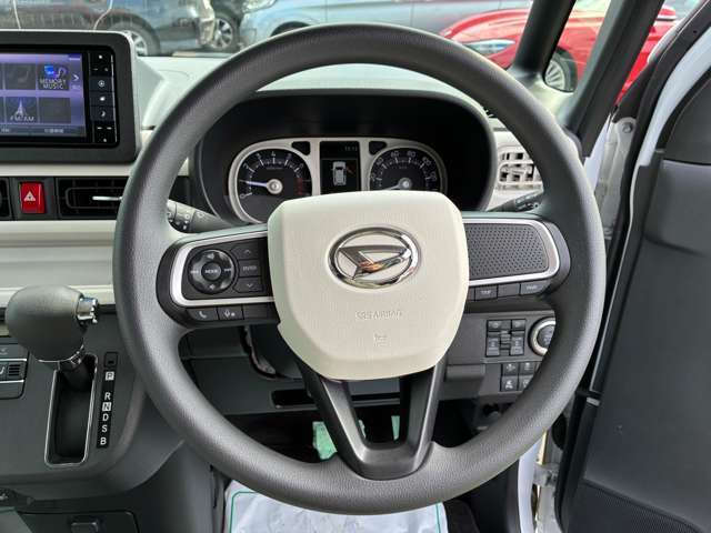 ハンドルにスレや汚れなどございません。運転中は常に触れる部分なので要チェックですね。