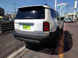 このお車はバックカメラだけでなく全方位カメラが装着されており車庫入れや慣れない細い路地などシフトをバックに入れればTVモニターで確認が取れます！