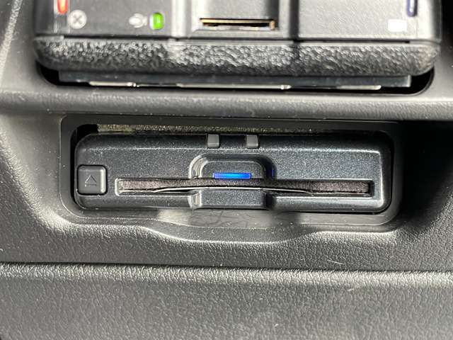 ◆【ETC】有料道路を利用する際に料金所で停止することなく通過できる、ETC車載器（ノンストップ自動料金収受システム機器）が装備されています。セットアップを行うことで利用可能になります。