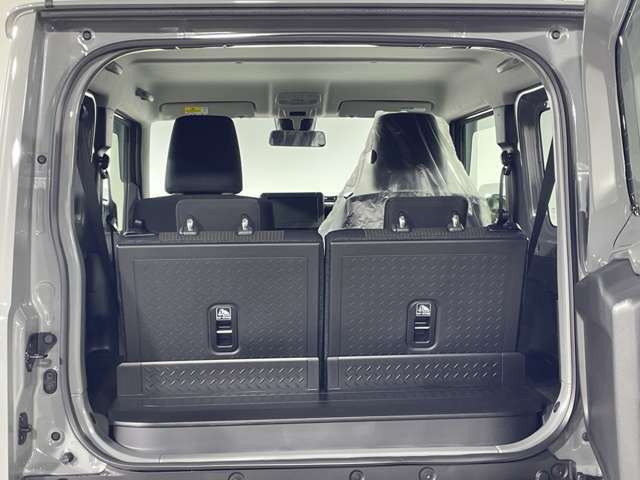 【トランク】積み込みやすくて、たっぷり積める荷室です。シートアレンジできるものは、乗車人数と荷物の量や大きさによってシートを動かすことができるので、より快適なドライブが可能です！