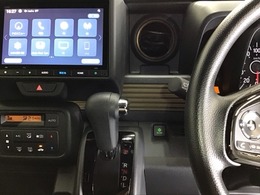 ホンダ純正メモリーナビ搭載なので、遠方へのドライブもお任せ下さい！ステアリング左手側にオーディオ関連のコントロールスイッチを配置しています。操作時は視線を逸らすことなく運転に集中できます