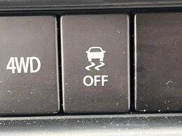 【横滑り防止装置】車両の横滑りを感知すると、自動的に車両の進行方向を保つように車両を制御します。雨の日など滑りやすい路面状況でも安全な運転が可能です。