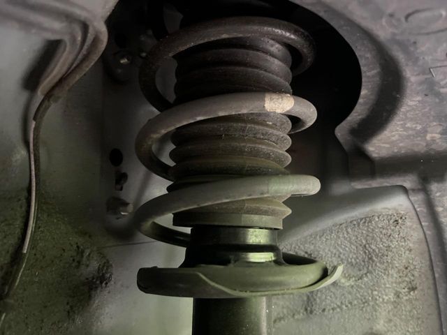 お車を安心してお乗りいただく為には、足回りの定期点検が欠かせません。サービスサポート（有償保証）では無料点検もご提供しており、安心のカーライフをお過ごしいただけるサポート体制が整っています。
