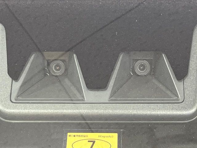 【スマートアシスト】走行中に前方の車両等を認識し、衝突しそうな時は警報とブレーキで衝突回避と被害軽減をアシスト。より安全にドライブをお楽しみいただけます。