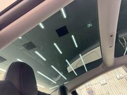 【ガラスルーフ】装備で解放感があり、車内も明るくなります！