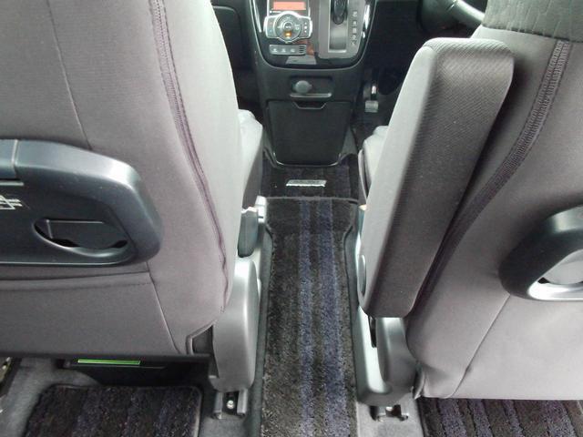 前席から後席への移動がクルマから降りずになされます☆