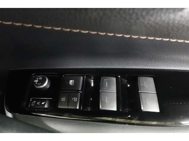 オールオートですので運転席からどの席の窓でも全閉全開が簡単に出来ますよ。