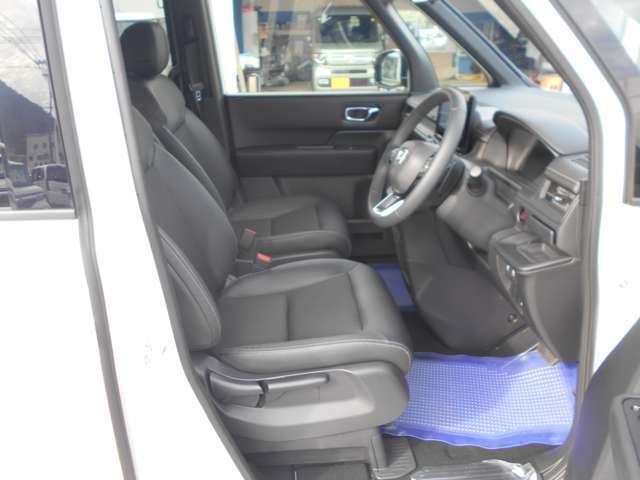 運転席はシートの高さを調節できます！また前席はシートヒーターがついています♪