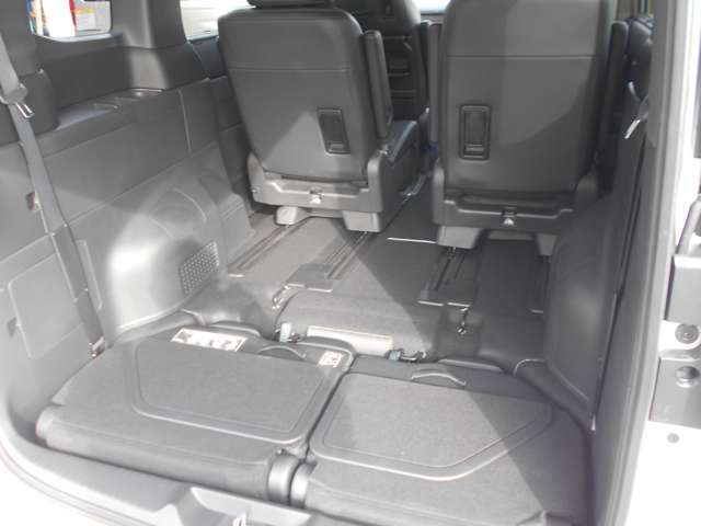 3列目シートは床下に収納できます。