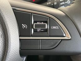 【クルーズコントロール】高速道路もラクラク走行。アクセルを離しても一定速度で走行ができ、長距離運転時の負担を軽減！加速・減速も簡単なスイッチ操作で調整できます。