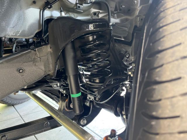 お車を安心してお乗りいただく為には、足回りの定期点検が欠かせません。サービスサポート（有償保証）では無料点検もご提供しており、安心のカーライフをお過ごしいただけるサポート体制が整っています。