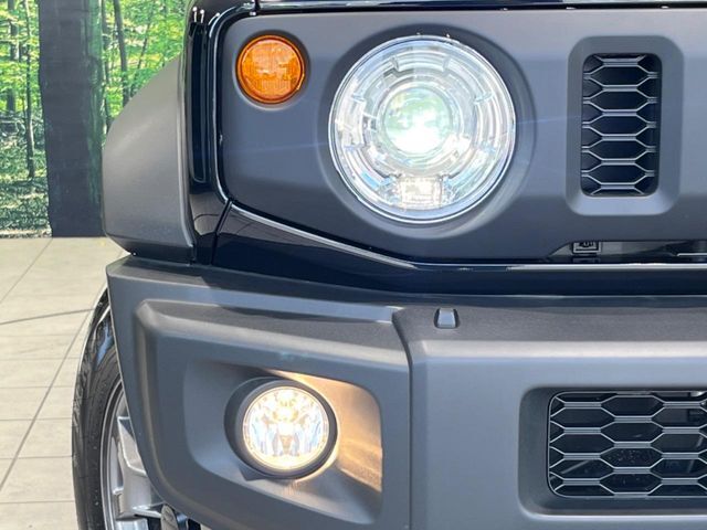 【LEDヘッドライト】悪天候や夜間走行時も良好な視界を確保し安心して運転できる高輝度LEDヘッドライトを装備！点灯速度が早く、消費電力も抑えられています。