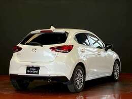 【MAZDA2】マツダのメーカー名を冠したコンパクトカーです。小さめの車体で運転しやすく、かつ5人乗りなので、家族が増えても安心です。「好きを探せる相棒」をコンセプトに誕生しました。外装は研磨をしております