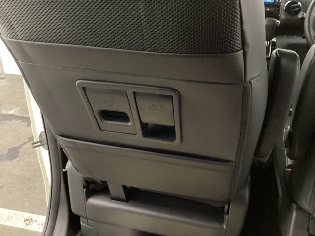 助手席スーパースライドシート。運転席後ろにチャイルドシートを設置して助手席を後方へスライドすれば、助手席に座ったまま、手を伸ばすだけで後席に座るお子さまのお世話をラクに行うことができます。