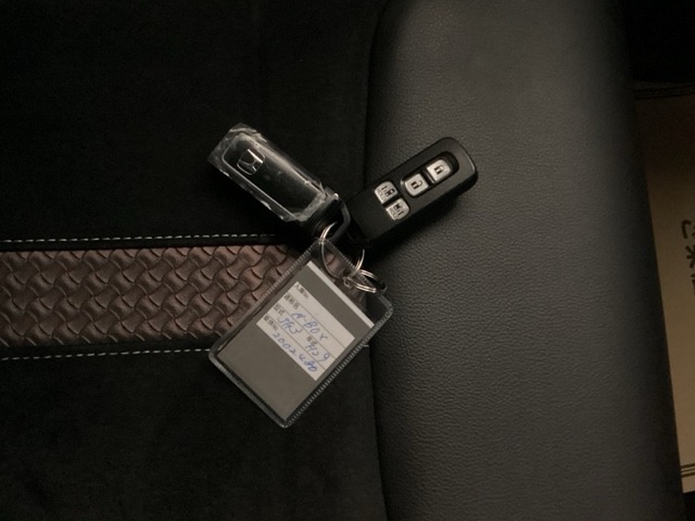 スマートキーは、車の鍵をポケットやバッグなどに携帯しているだけで、ドアの施錠・解錠やエンジンの始動ができます。