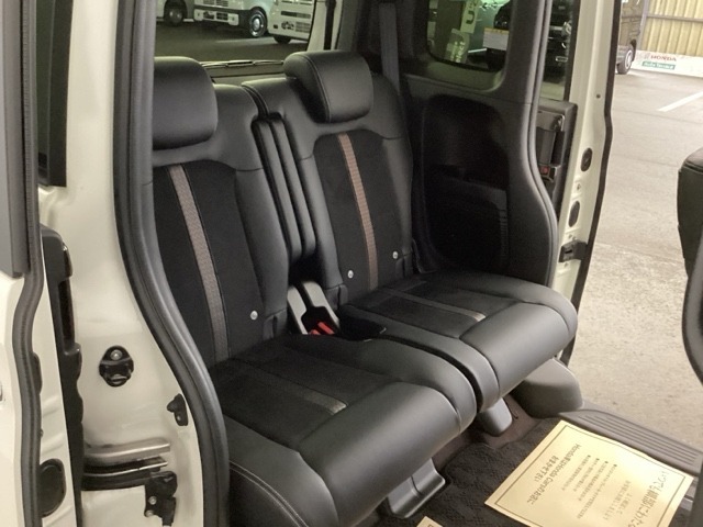 狭い駐車場でも、スライドドアならチャイルドシートへのお子さまの乗降や荷物の積載もスムーズ。