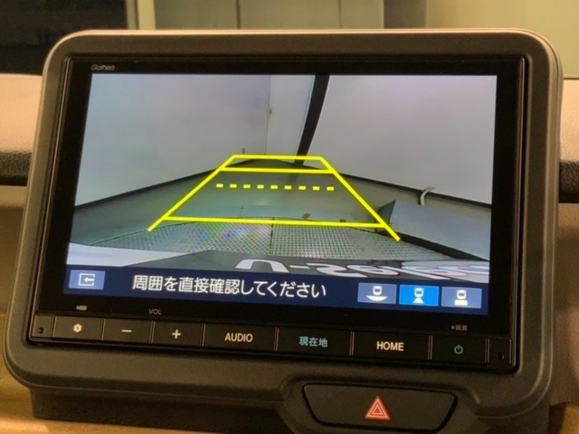 リバースギアに入れるだけで後方の表示へ切り替わります。夜間や雨の日の駐車も楽になりますよ。