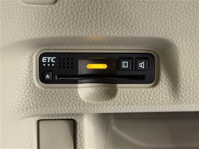 【ETC】有料道路を利用する際に料金所で停止することなく通過できる、ETC車載器（ノンストップ自動料金収受システム機器）が装備されています。セットアップを行うことで利用可能になります。