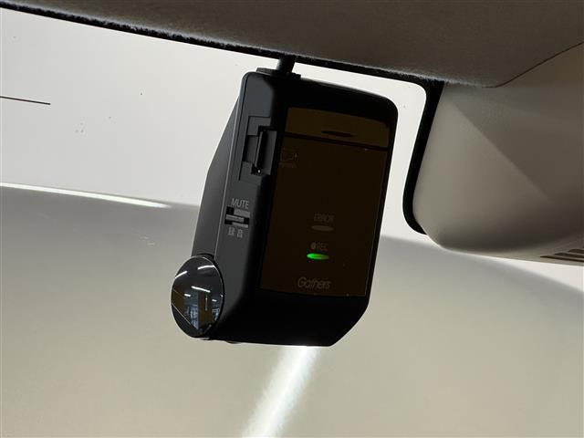 【ドライブレコーダー】映像・音声などの運転中の記録を残します。事故などを起こした起こされた時の証拠になりえますので、もしも時でも安心ですね。