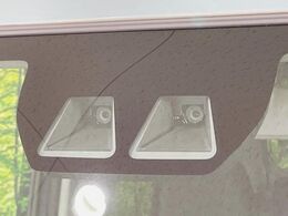 【スマートアシスト】走行中に前方の車両等を認識し、衝突しそうな時は警報とブレーキで衝突回避と被害軽減をアシスト。より安全にドライブをお楽しみいただけます。