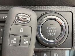 【キーフリーシステム】カバンやポケットに入れたままでもドアの施錠・解錠が可能なスマートキーを装備。エンジンのオン・オフ時もカギを取り出す必要が無いからとっても便利です♪