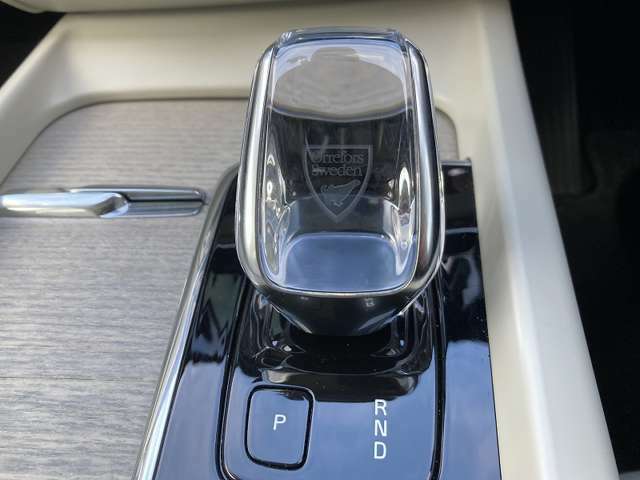 ◆シフトノブ/スウェーデンを代表するオレフォス製のクリスタルガラスを使用。毎日のドライブに特別感をプラスします