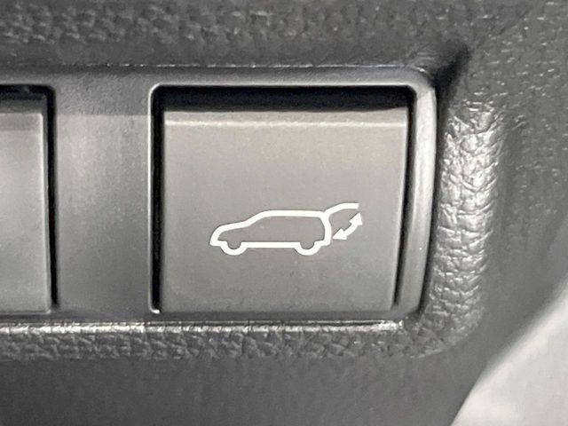 【パワーバックドア】スマートキーや運転席のボタンを押すだけでリアゲートが自動で開閉します！荷物を持っている時や、高い位置にあるバックドアを閉める際に便利な機能です♪