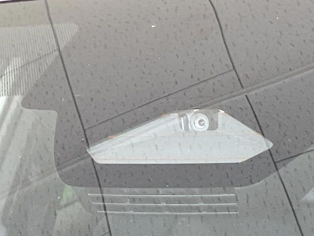 【トヨタセーフティセンス】走行中に前方の車両等を認識し、衝突しそうな時は警報とブレーキで衝突回避と被害軽減をアシスト。より安全にドライブをお楽しみいただけます。