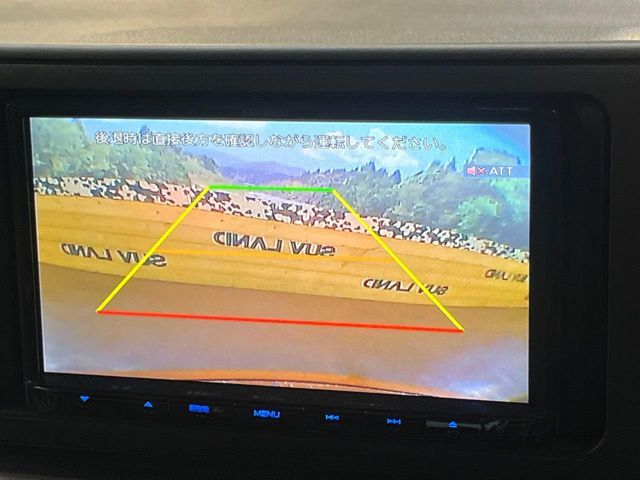 【バックカメラ】駐車時に後方がリアルタイム映像で確認できます。大型商業施設や立体駐車場での駐車時や、夜間のバック時に大活躍！運転スキルに関わらず、今や必須となった装備のひとつです！
