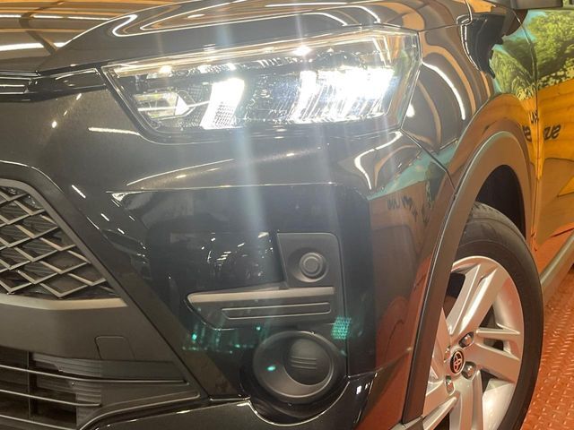 【LEDヘッドライト】悪天候や夜間走行時も良好な視界を確保し安心して運転できる高輝度LEDヘッドライトを装備！点灯速度が早く、消費電力も抑えられています。