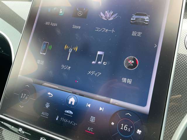 特別なクルマを選ぶための贅沢な空間をご用意。ゆったりと落ち着いた空間でコーヒーを飲みながら車選びをお楽しみください。