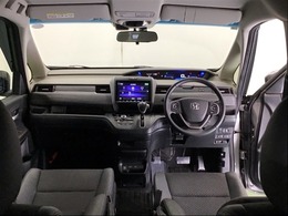 パーキングブレーキはフット式なので運転席と助手席の間はすっきり、移動も楽々です。さっと手が届く位置にATセレクトレバーやエアコンスイッチなどがあり操作性に優れています