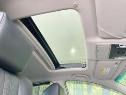 【サンルーフ】開放感たっぷりの希少装備、サンルーフが装着されています！車内に明かりを取り入れたり景色を楽しむ以外にも、車内の空気も簡単に換気できて快適です！