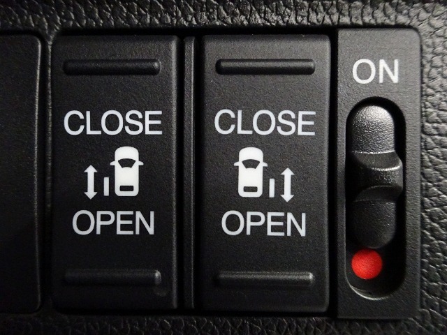 運転席からもスライドドアを楽々操作でスピーディーに！またスマートキーでも開閉できるので便利です。