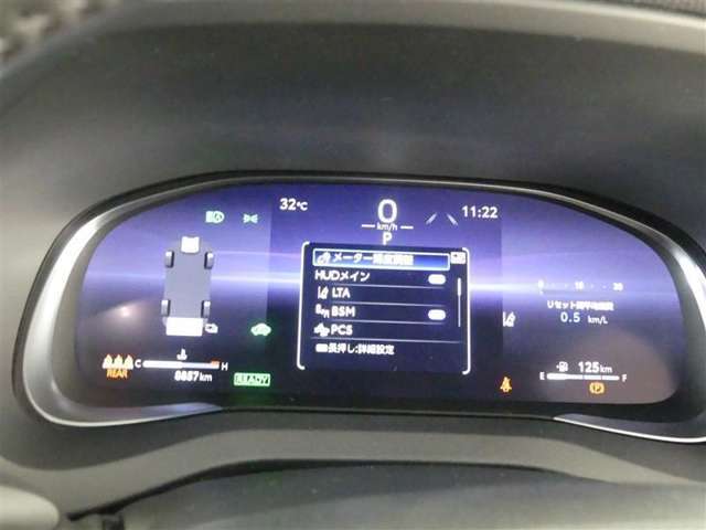 とっても見やすいメーターです。夜間時はラグジュアリーな気分にさせてくれる照明が魅力ですので、夜のドライブも楽しみになりますよ♪